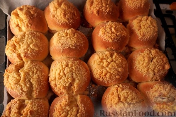Дрожжевые булочки с персиками