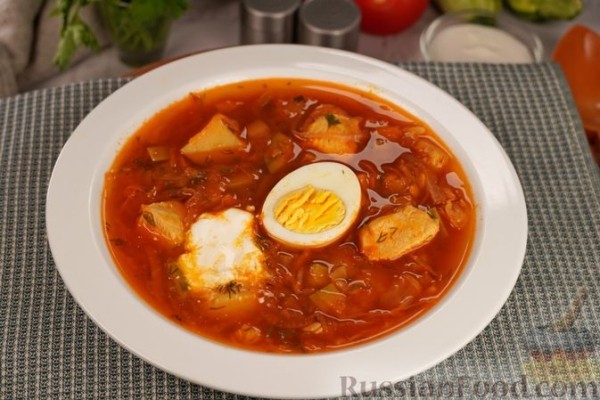 Красный борщ с кабачками и куриным филе