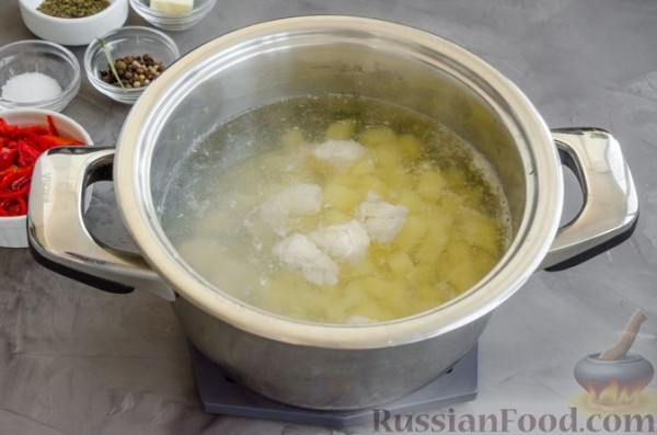 Свекольный суп с куриным филе