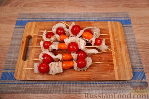 Сувлаки (шашлычки) из кальмаров и томатов черри