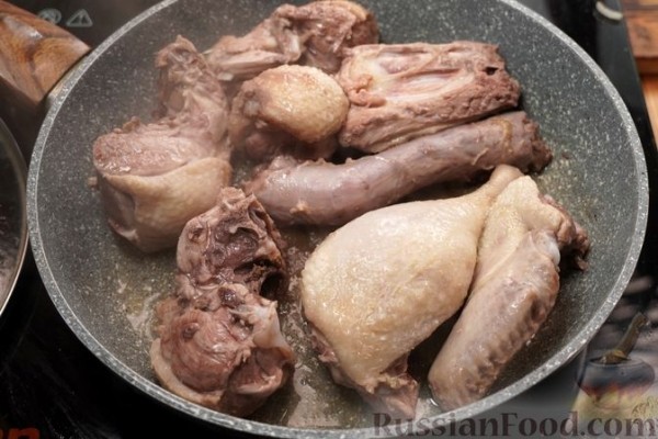 Утка, томлённая в сидре, с яблоками, клюквой и пряными травами
