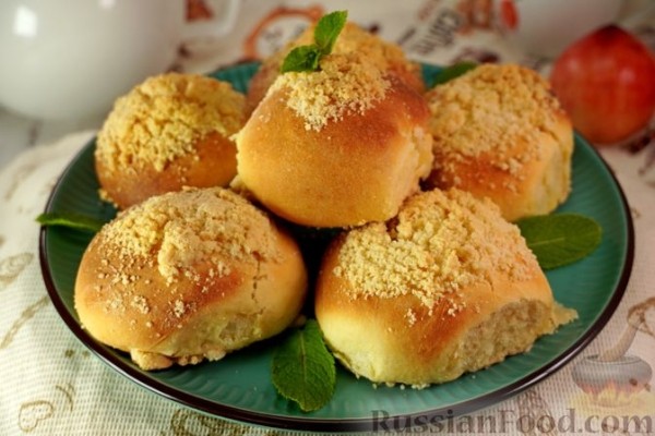 Дрожжевые булочки с персиками