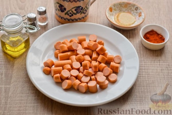 Рагу с болгарским перцем и сосисками в томатном соусе