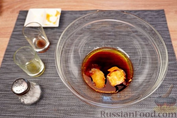Салат с персиками, жареной фетой и миксом зелени