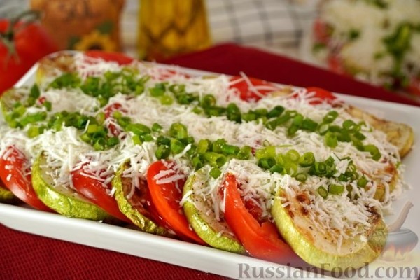 Кабачки по-молдавски с чесноком, помидорами и брынзой