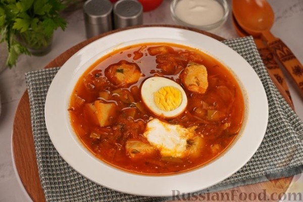 Красный борщ с кабачками и куриным филе