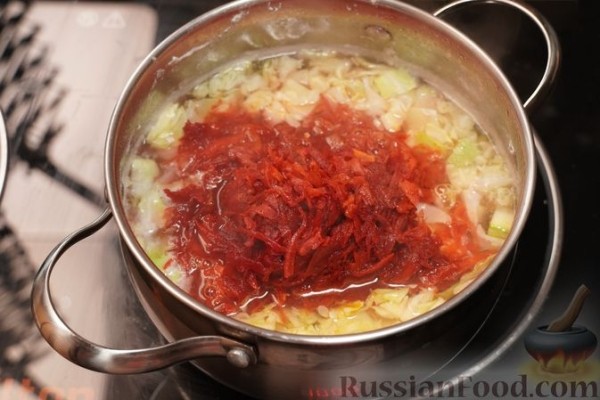 Красный борщ с кабачками и куриным филе