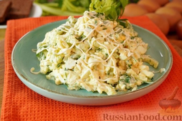 Салат с сельдереем и яйцами