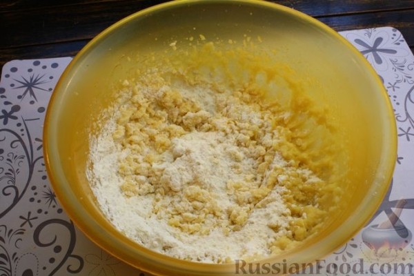 Борщ полтавский с галушками и свиными рёбрышками