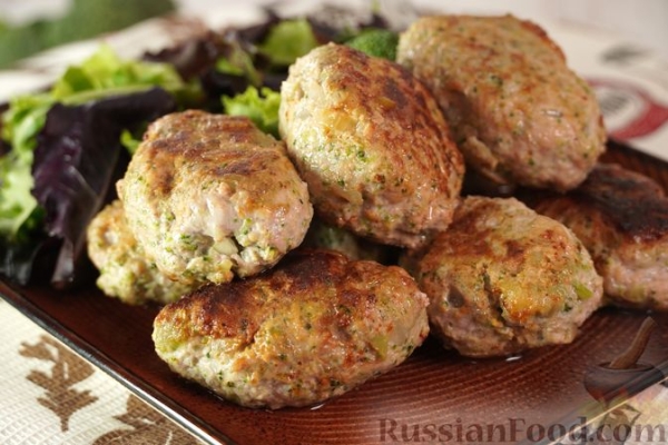 Мясные котлеты с брокколи