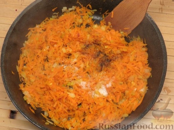 Красный борщ с индейкой, шпинатом и молодой капустой