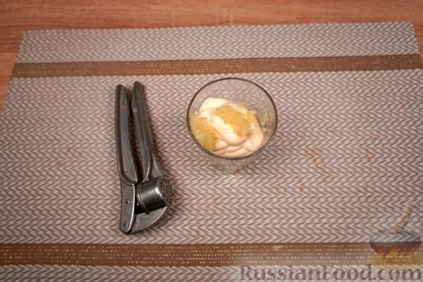 Кабачки по-молдавски с чесноком, помидорами и брынзой