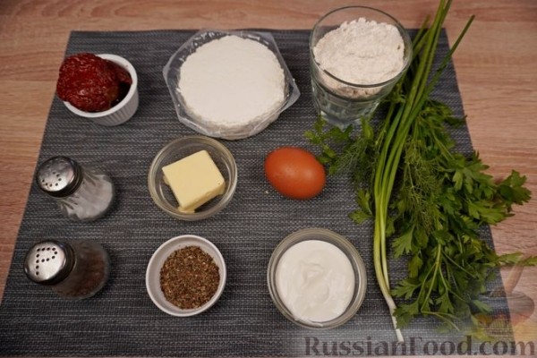 Ленивые вареники с зеленью и вялеными томатами