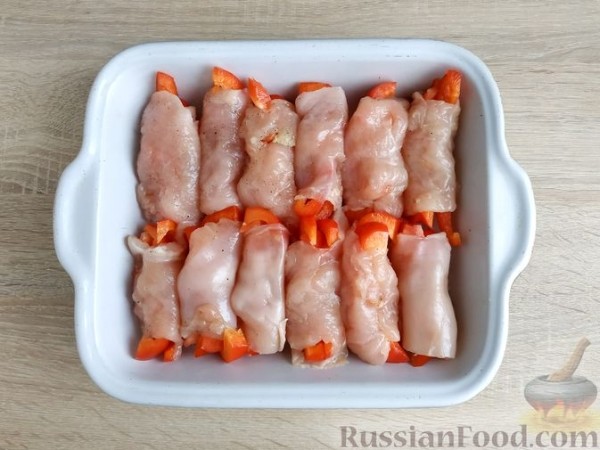 Куриные рулетики с болгарским перцем и помидорами, под сыром (в духовке)