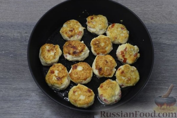 Куриные котлеты с помидорами и сыром