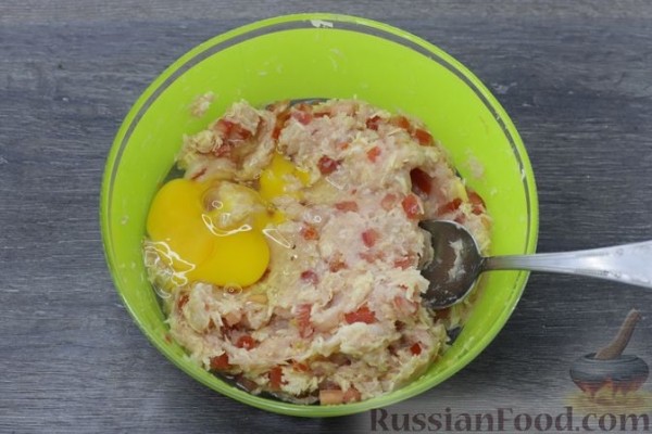 Куриные котлеты с помидорами и сыром