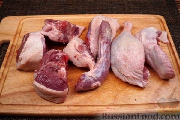Утка, томлённая в сидре, с яблоками, клюквой и пряными травами