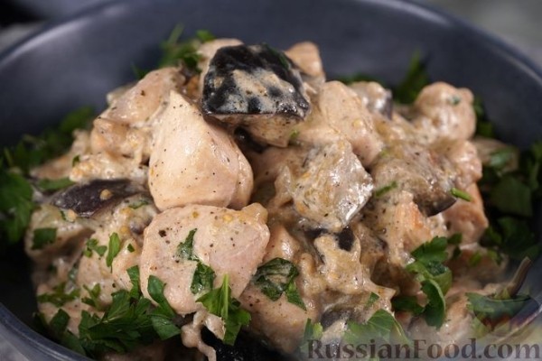 Курица с баклажанами в сметане