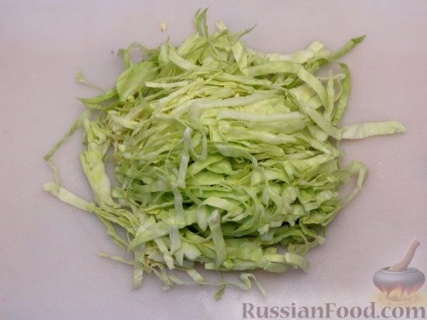 Красный борщ с индейкой, шпинатом и молодой капустой