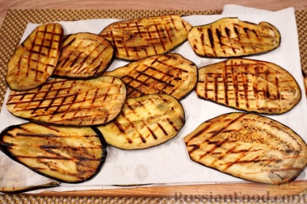 Рулетики из баклажанов с яйцами и сыром