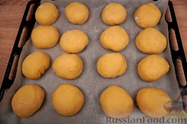Дрожжевые булочки с персиками