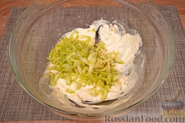 Салат с сельдереем и яйцами