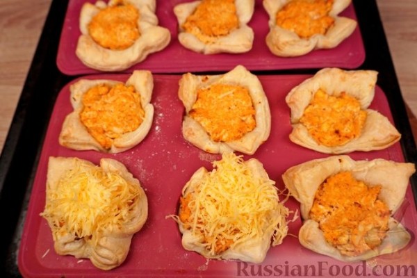 Закусочные слойки с курицей, яйцами и сыром