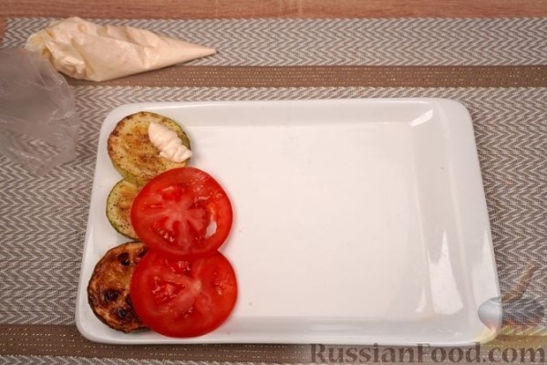 Кабачки по-молдавски с чесноком, помидорами и брынзой