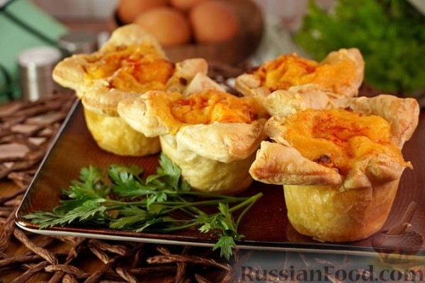 Закусочные слойки с курицей, яйцами и сыром