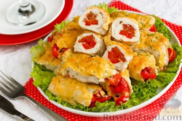 Куриные рулетики с болгарским перцем и помидорами, под сыром (в духовке)