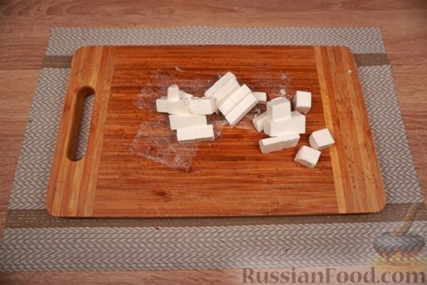 Шакшука с перцем, фетой и оливками