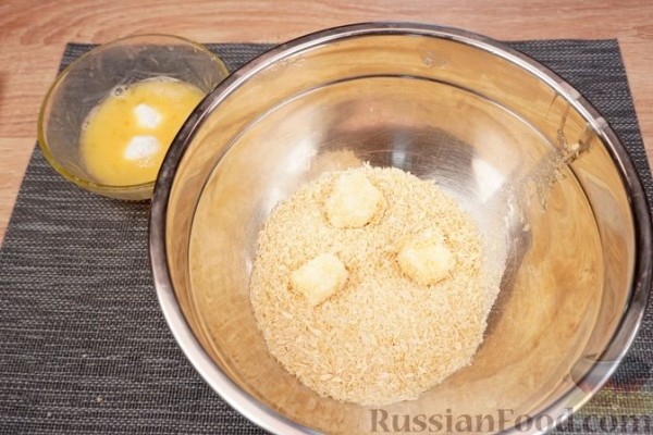 Салат с персиками, жареной фетой и миксом зелени