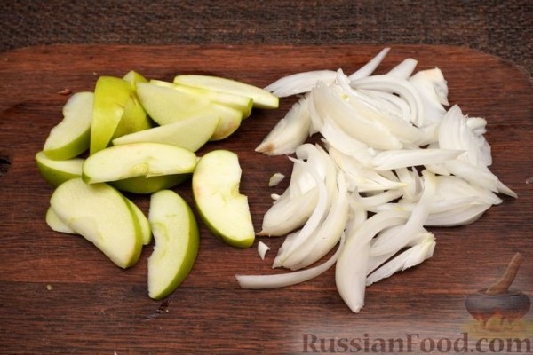 Утка, томлённая в сидре, с яблоками, клюквой и пряными травами