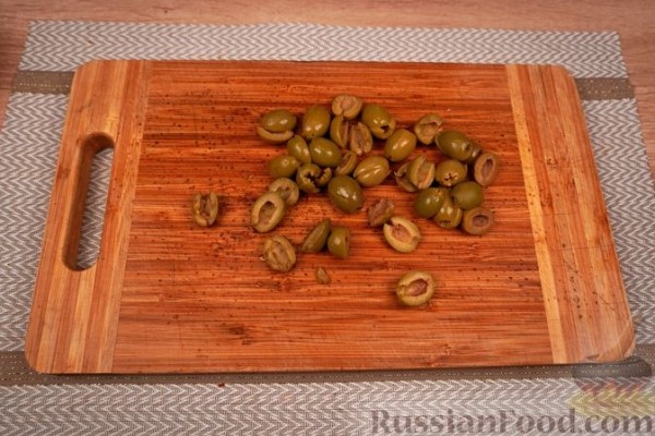 Шакшука с перцем, фетой и оливками