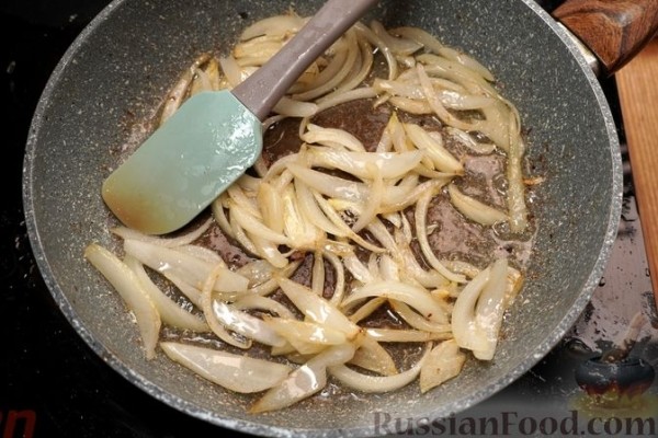 Утка, томлённая в сидре, с яблоками, клюквой и пряными травами