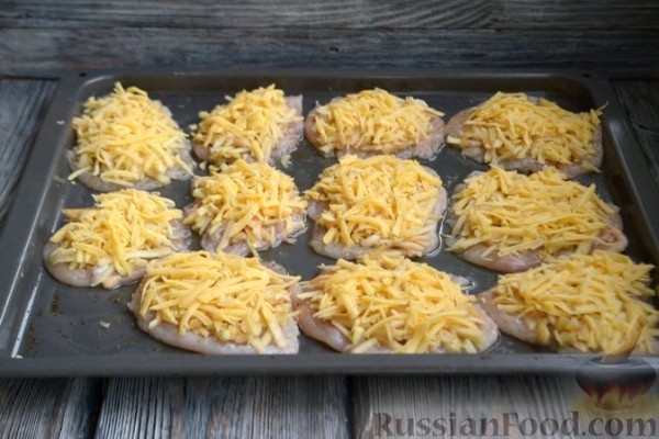 Куриное филе, запечённое с яблоками и сыром