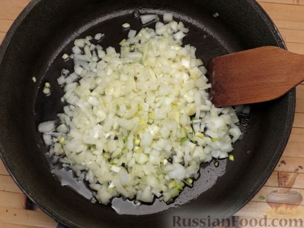 Красный борщ с индейкой, шпинатом и молодой капустой