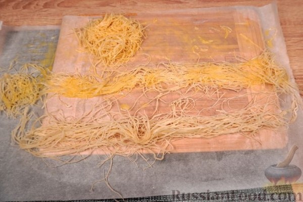 Кюнефе с фетой, фисташками и дынным сиропом