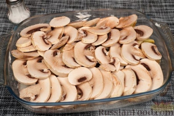 Курица, запечённая с баклажанами и грибами