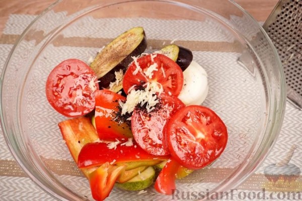 Рыба, запеченная в фольге с лимоном на овощной подушке