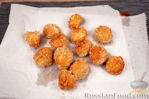 Салат с персиками, жареной фетой и миксом зелени
