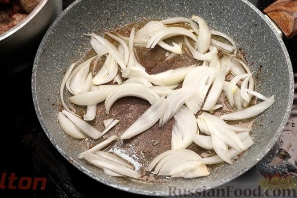 Утка, томлённая в сидре, с яблоками, клюквой и пряными травами