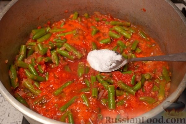 Летнее рагу из свежей стручковой фасоли с помидорами и луком