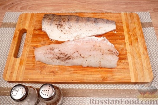 Рыба, запеченная в фольге с лимоном на овощной подушке