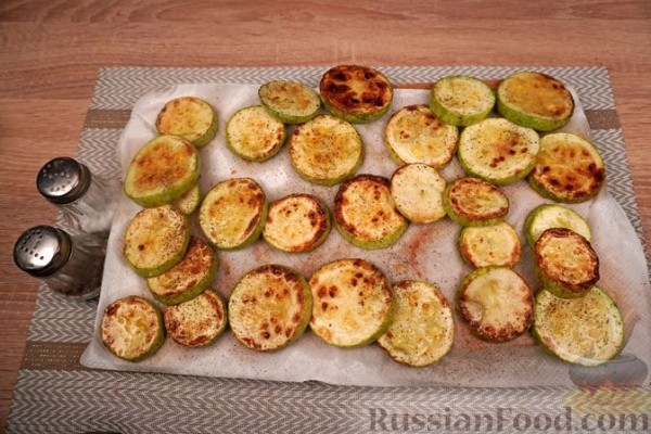 Кабачки по-молдавски с чесноком, помидорами и брынзой