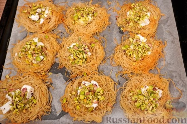 Кюнефе с фетой, фисташками и дынным сиропом