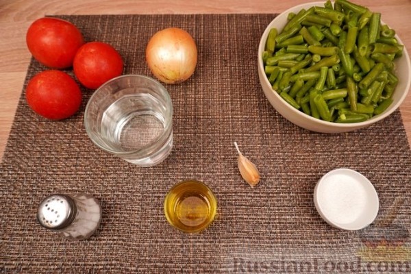 Летнее рагу из свежей стручковой фасоли с помидорами и луком