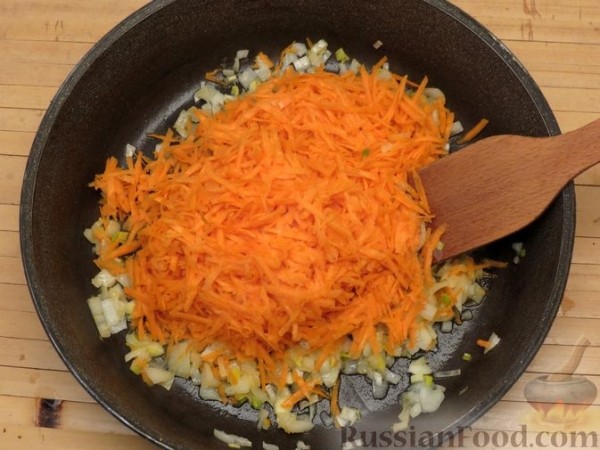 Красный борщ с индейкой, шпинатом и молодой капустой