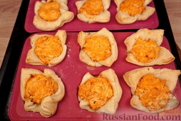 Закусочные слойки с курицей, яйцами и сыром