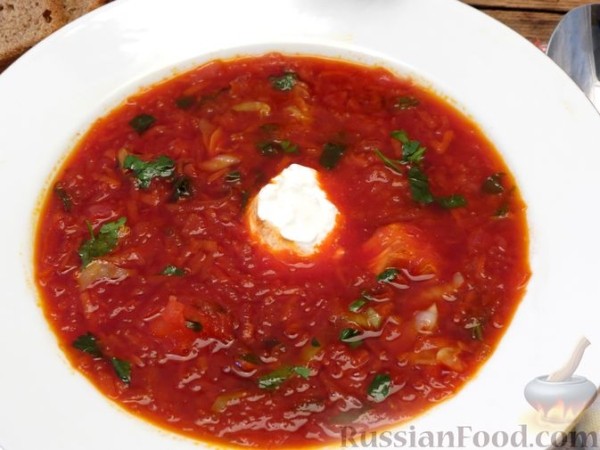 Красный борщ с индейкой, шпинатом и молодой капустой